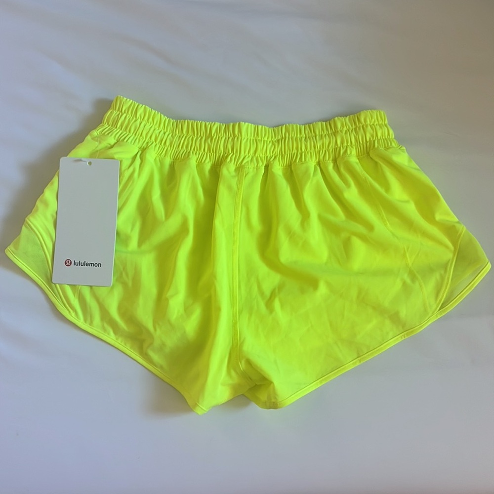 Lululemon hotty hot LR short 2.5’’ lined SIZE 6